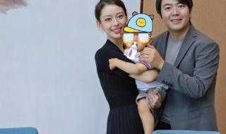 吉娜比郎朗小多少 吉娜抱起150斤的郎朗