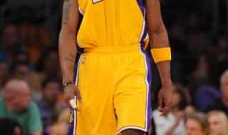 科比为什么要咬球衣